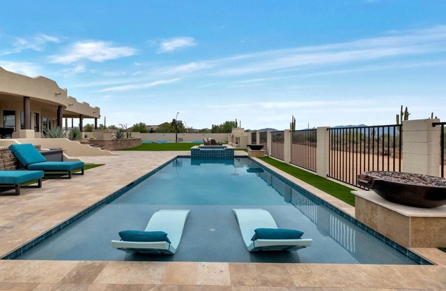 A Backyard Dream! Pool/Spa/Fire-Pits/PickleBall/BasketBall/Ping-Pong/Cornhole