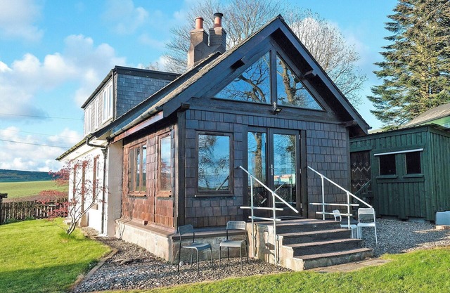 A beautifully renovated cottage in the country, with the most amazing views.