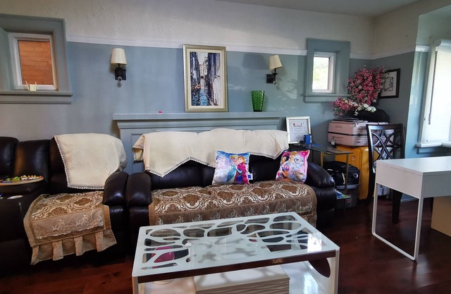 A bright and tidy double-bed room in midtown