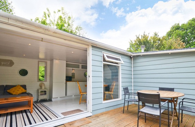 A chalet that sleeps 4 guests in 2 bedrooms