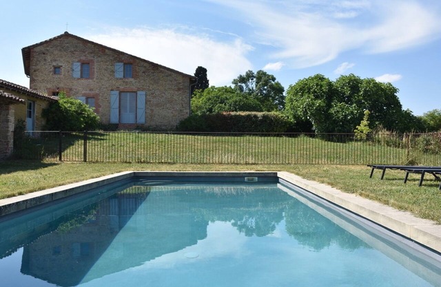 A charming farmhouse with swimming pool in the Toulouse countryside.