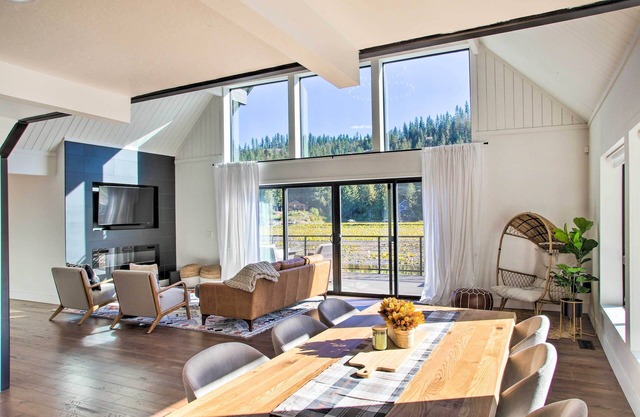 A Contemporary Dream: Lakefront Rathdrum Oasis!