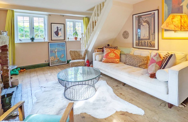 A cottage that sleeps 4 guests in 2 bedrooms