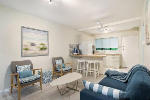 A cozy Palm Cove unit 3 with a private garden