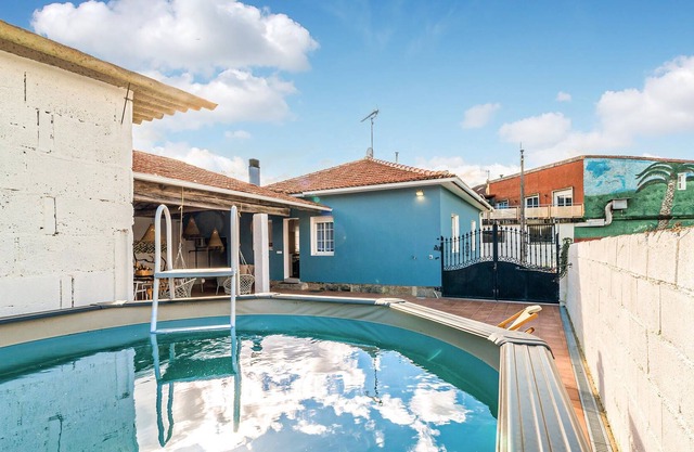 A few kilometers from the Spanish Atlantic coast welcomes you this lovely vacation home with large t