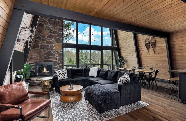 A-Frame Escape w/Hot Tub, BBQ, Game Room, Firepit