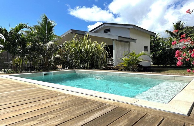 A fully equipped modern bungalow in Moorea with a shared pool close to the sea