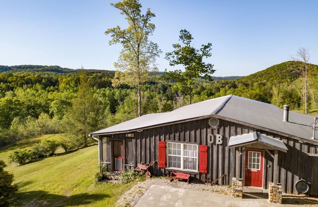 A hidden pet friendly Industrial Farmhouse Cottage with a surprising view