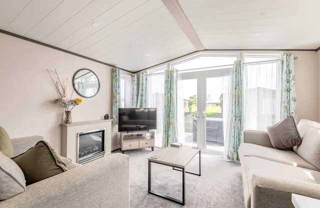 A lodge that sleeps 6 guests in 2 bedrooms