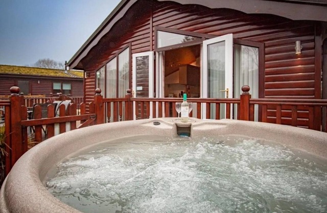 A lodge that sleeps 4 guests in 2 bedrooms