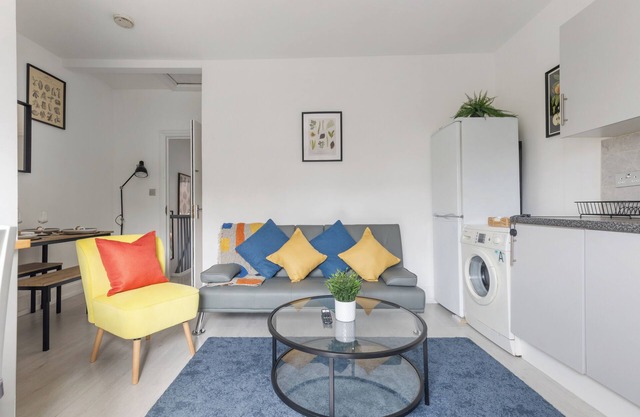 A newly renovated, cosy and stylish 2 bedroom serviced apartment in zone 2 near