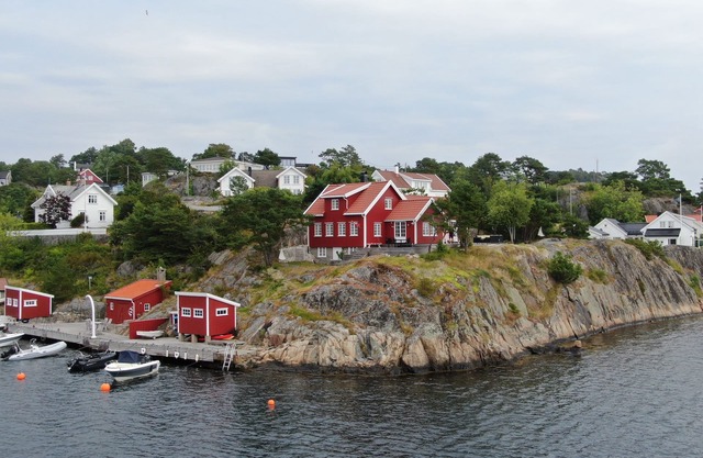 A Norwegian summer dream - with its own jetty and fantastic views of the sea
