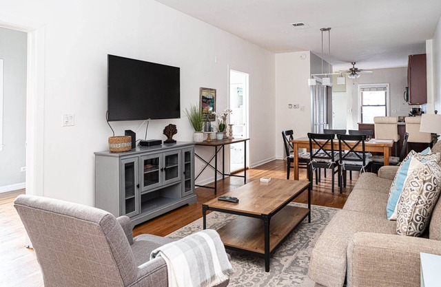 A Peaceful 2BR Lincoln Park Coach House - FREE PARKING