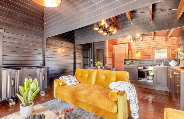 A peaceful luxury lodge with wood-fired hot tub, enclosed garden and private parking.