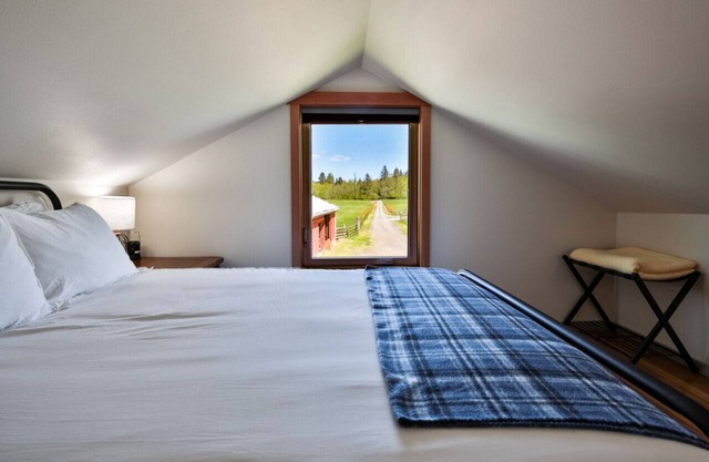 A pet-friendly, creek side ranch house w/starlink