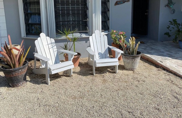 A quaint 2 bedroom cottage minutes from the beach and Port Lucaya.
