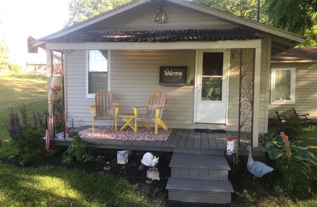 A quiet cottage in a historic town, near boating, fishing & dining - SLEEPS 4.