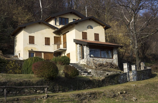 a quiet country house with a great view of Lake Maggiore