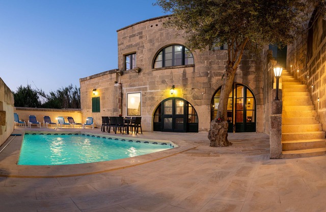 A Romantic Converted farmhouse w/private pool & Jacuzzi bath.n5mins.toBELLS sch