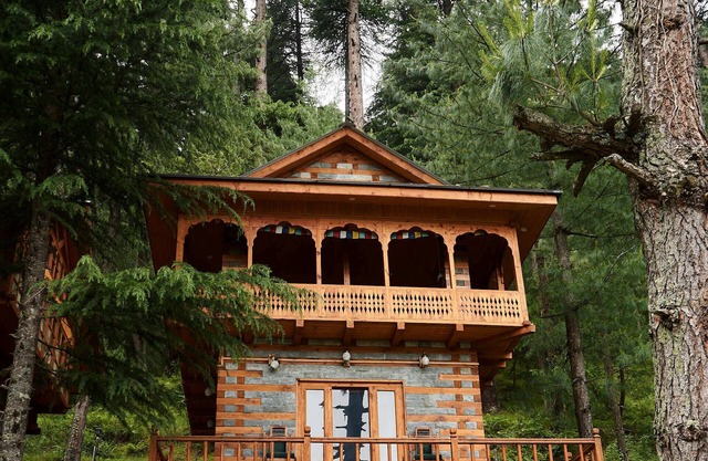 A secluded Private Castle with the Balcony of Dreams in the middle of a forest!