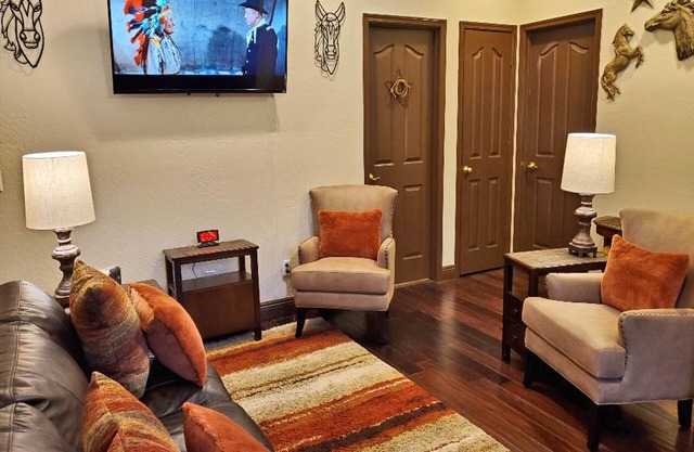 A SUITE Wild West HIDEAWAY 2BD/1BTH Amazing Location! WALK 2 Amenities!