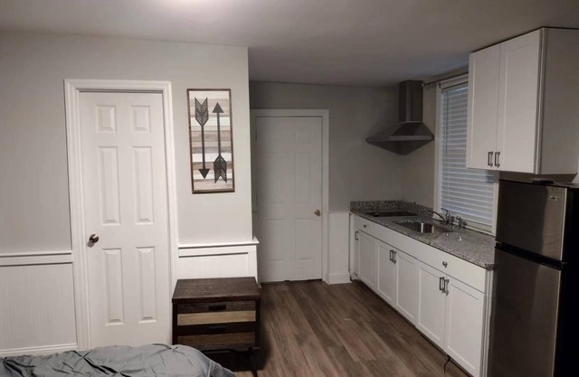 a sweet moder apt studio 10 minutes away from northwoods mall