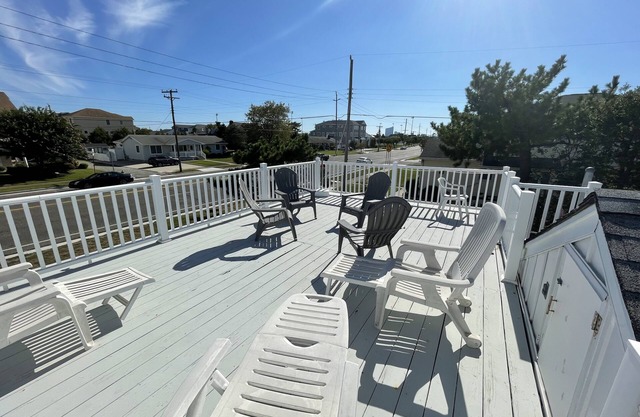 A-Zone Rancher 1.5 blocks to the Beach and Shark Park!