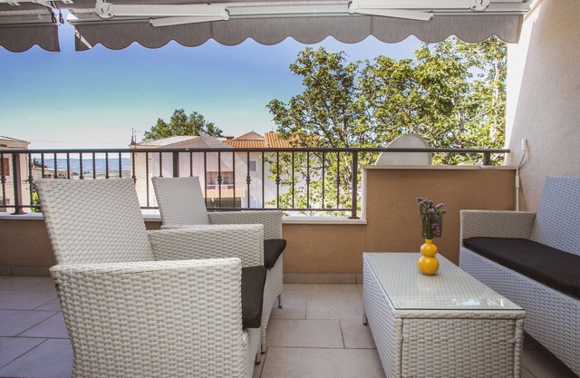 A2 - luxury apt w terrace, gym, jacuzzi & sauna