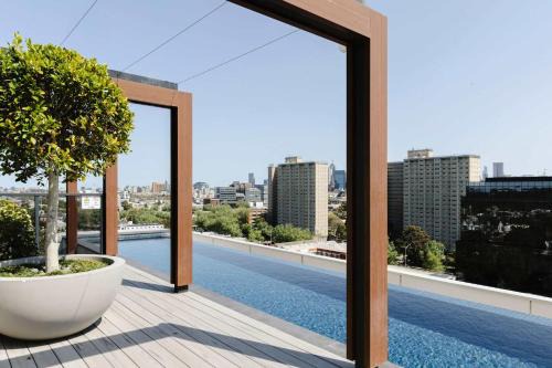 Abbotsford Abode With Pool Parking & Gym