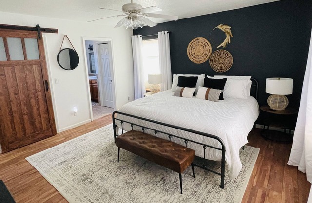 Above it All-beautiful cabin with amazing views! 10 mins from Casino