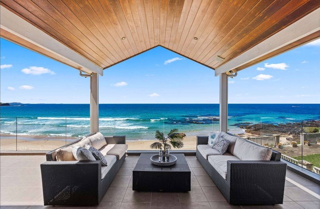 Absolute Beachfront 4 bedroom luxury property Just 1 & 1/2 hrs south of Sydney