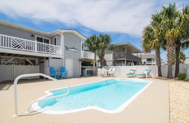 Absolutely Charming Cottage! Backyard oasis with pool/tiki bar! Prime Location!