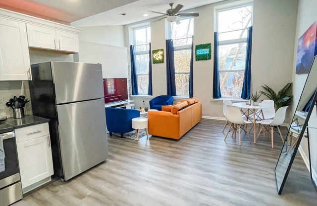 Abstract Apartment w/high ceilings in Shelton