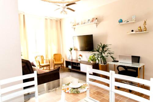 Aconchego locação lado praia Guarujá 390 metros da praia - local perto da praia e perfeito para trabalho remoto