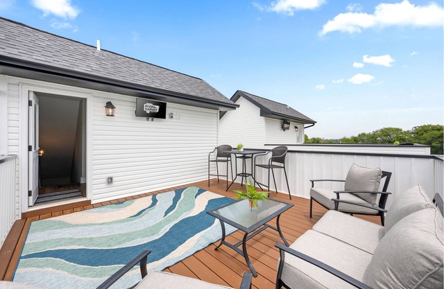 Adam's Downtown Retreat with 2 Rooftop Patios (1012/1014 Franklin)