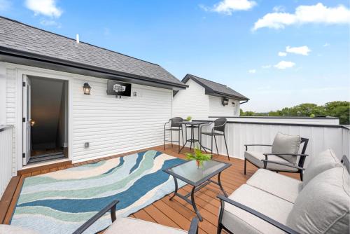 Adam's Downtown Retreat with 2 Rooftop Patios (1012/1014 Franklin)