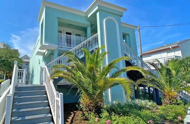 Adorable 1 bedroom Cottage just steps to the Gulf! Sleeps 4