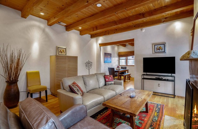 Adorable 2 bed 2 bath home in Downtown Santa Fe .Near Downtown Plaza