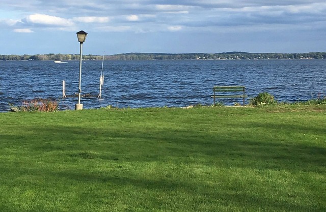 Adorable home w lake front- Paddle boats & kayaks ava, and 2 bathrooms!