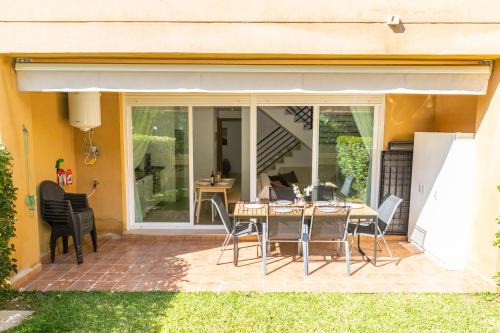 Adosado Nuevo con Piscina, Playa, Garaje y Jardín