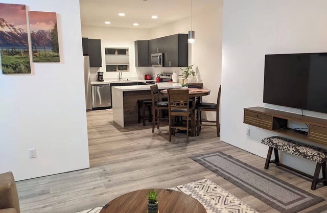 Adventure Basecamp: Newly Built Retreat steps from Downtown Victor