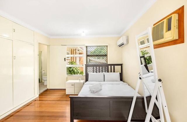 Affordable Studio Steps from UQ Shops and Transit
