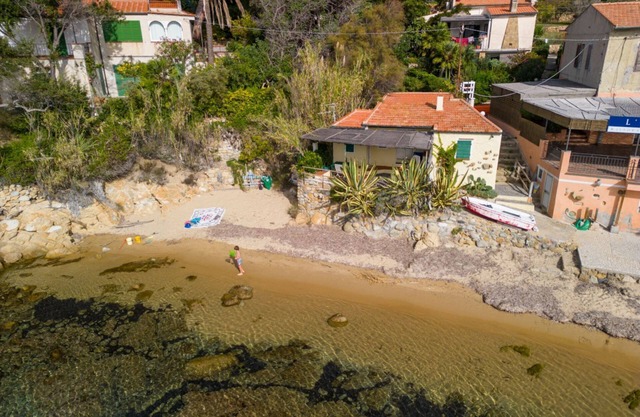 Agave directly on the Forno beach with private parking space and large terrace by the sea