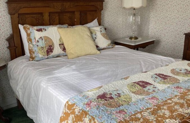 AH #8 · AH #8 Queen Suite w/Tub/Shower