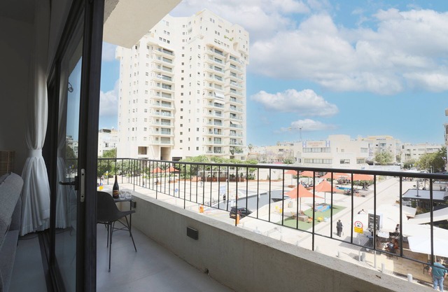 AirTLV-Bazel Apartment With Balcony