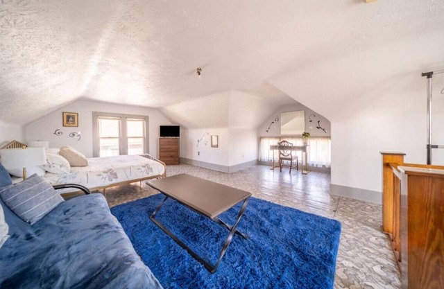 Akron · Eclectic 4 BR in Akron, Highland Square king bed