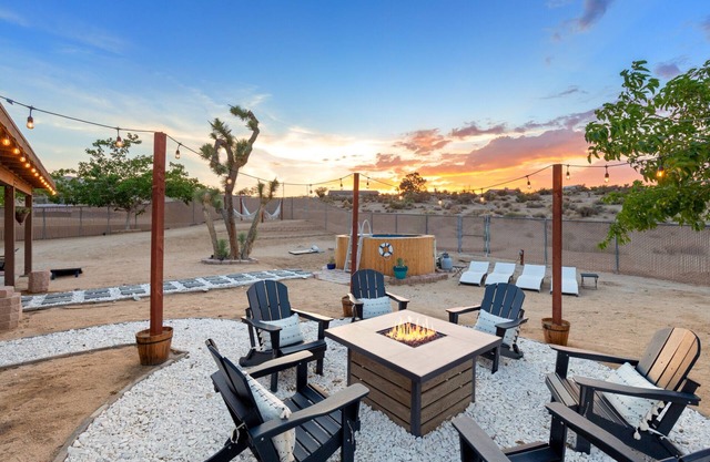 🌵🌟 Alana House - Pool, Hot Tub, BBQ, Fire Pit + Walk to Hikes! 🌟🌵