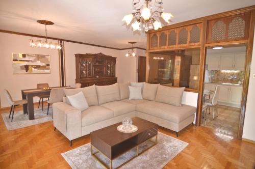 Alexandra Welcome Maxi Place