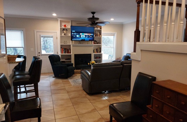 Alexandria close to DC Metro- Amtrak and all the attractions, 6 brm - 4 bath