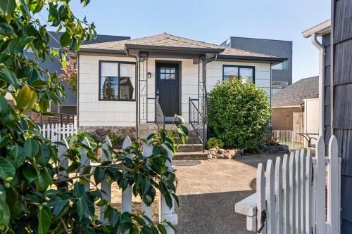 Alki Beach Escape Walk to Shops & Yummy Eats Free Private Parking